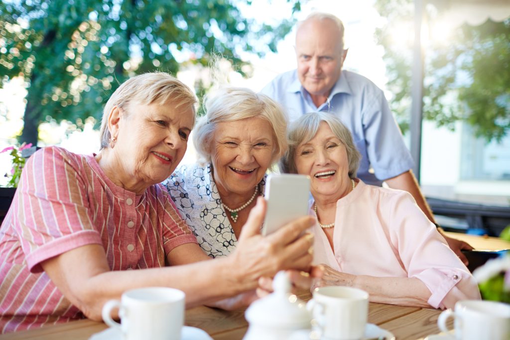 Image illustration personnes âgées