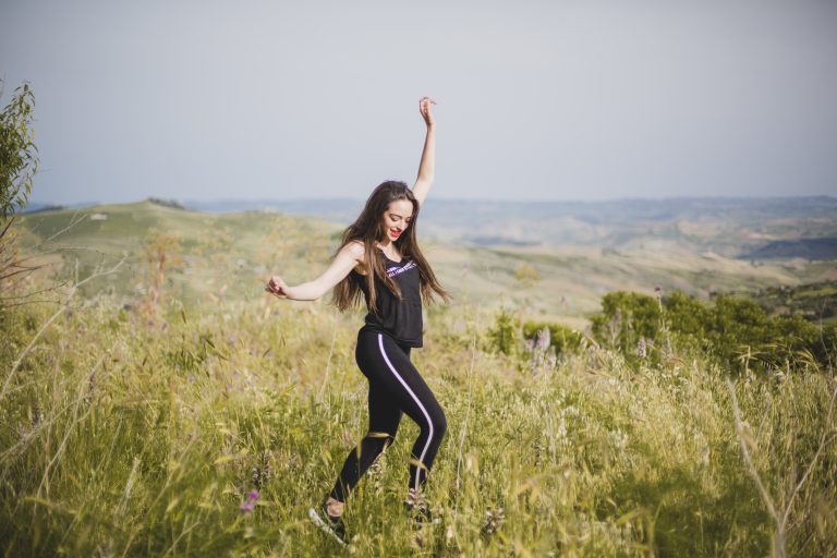 Image illustration femme qui danse